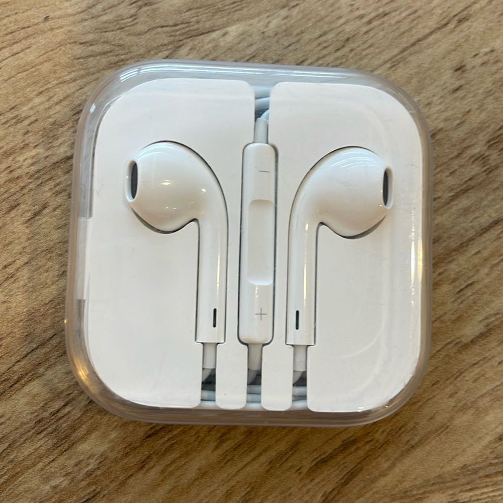 Apple iPhone White Wired Earbuds with Case